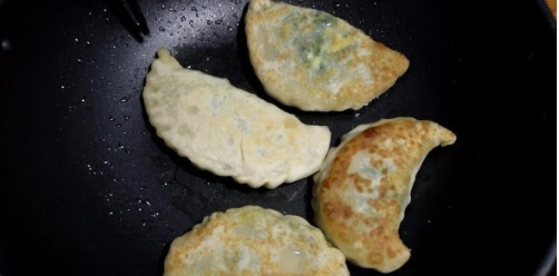 韭菜盒子这么做,薄皮大馅,简单一个步骤韭菜不出水,越吃越香