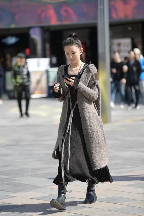 小姐姐穿黑色长款连衣裙,搭配浅灰色羊绒大衣,显得人很清秀!