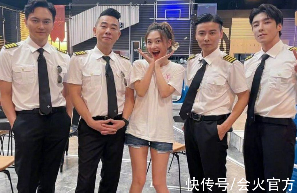 應采兒曬照秀恩愛，陳小春穿機長制服，兩人手牽手當眾親吻超恩愛