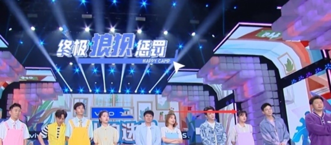 宋雨琦遇到对手，和吴昕穿同款背带裤，腰线对比暴露爱豆真实腿长