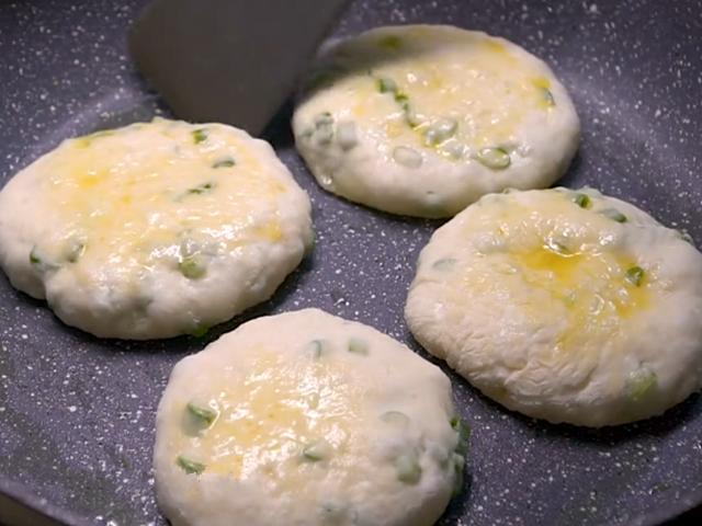 这饼我家一周做3回,一卷一擀,暄软咸香,葱香味十足,上桌扫光