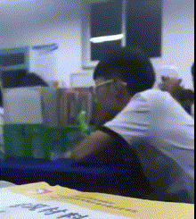 |搞笑GIF段子:姑娘,穿着恨天高不会走路,不要为难自己!