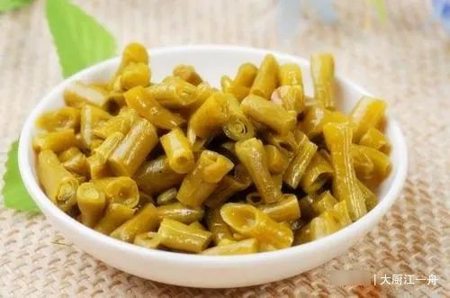 夏季|腌酸豆角，只放盐容易坏！老奶奶教你一招，酸脆爽口放一年也不坏