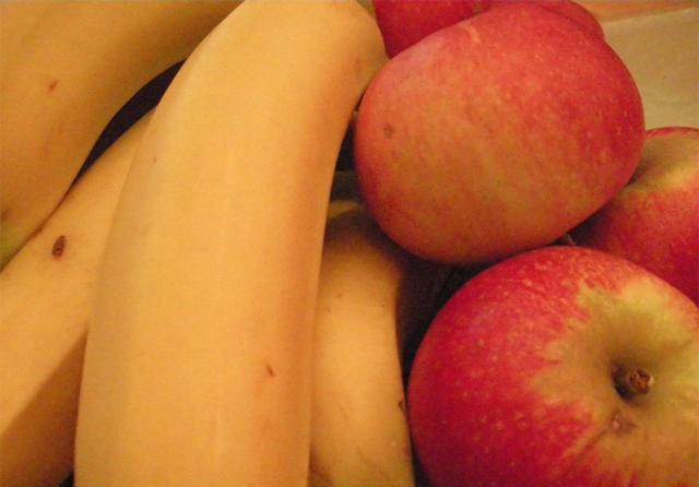 坚果|宝宝晚上睡觉前,这5种食物可以常吃,能助娃长高,还有益于睡眠