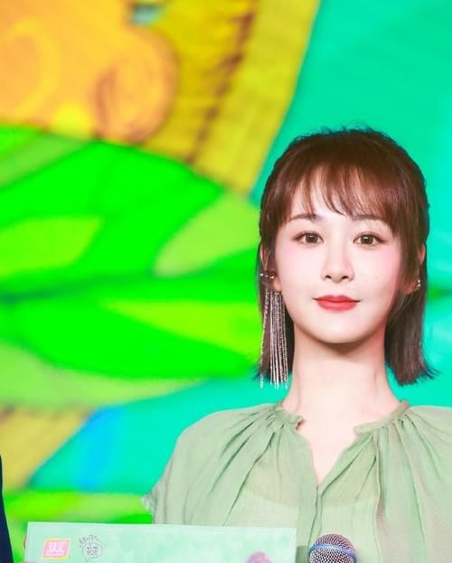杨紫发文：收到一束花，是炖比较好还是煮比较好。看到配图才明白她的意思