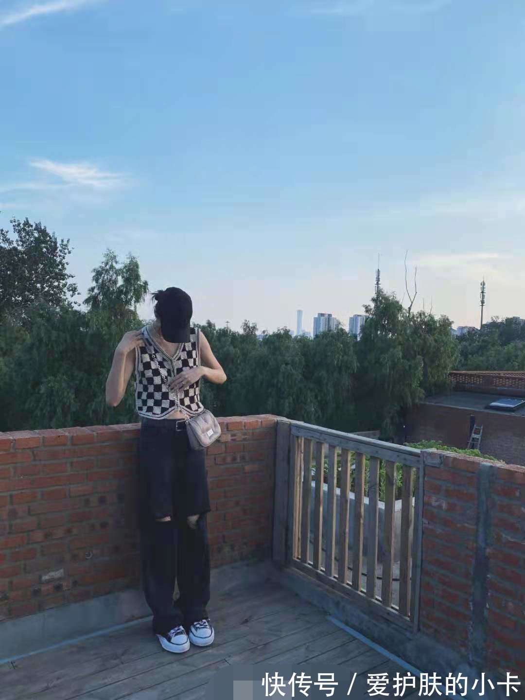 高级感|刘雯引领早秋新风潮,单穿针织开衫只扣2个扣子,高级感扑面而来