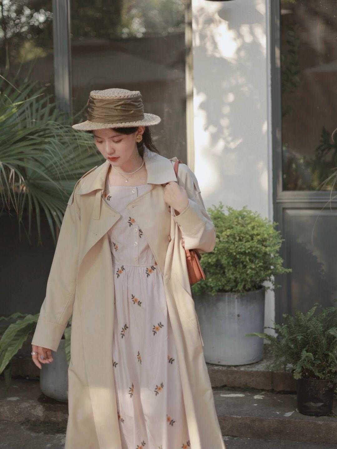 精致女人 裙子配风衣该怎么搭,学会这几招,做个精致女人