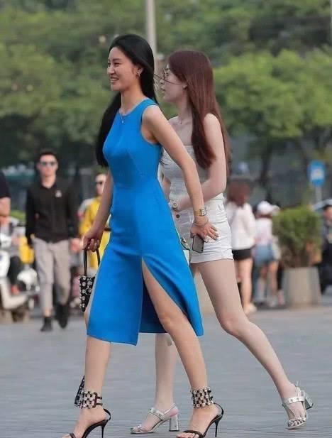 街拍女神小姐姐优雅性感白蓝穿搭,清纯好看女人味十足