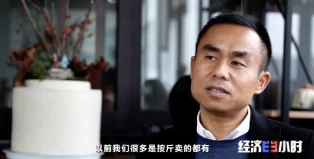 100元能买啥？2件衣服、4个包、1条裤子1双鞋...咋做到的？