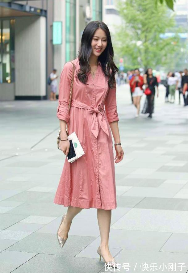 小姐姐 淡黄色的连衣裙舒适大方,简约大气,素雅大方穿着轻松自如