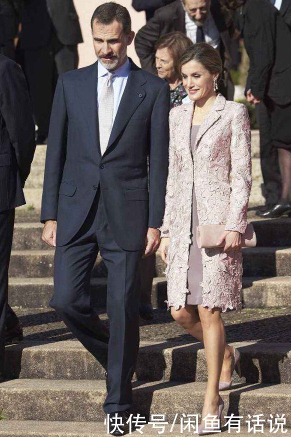 法国夫人带火了一种穿法：叫“大衣+同色连衣裙”，高级又时髦