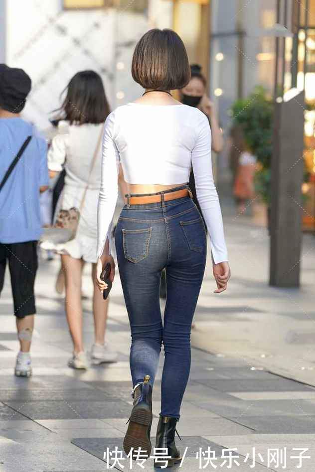 普通的牛仔裤穿出别样的时尚感,秋天变得不普通,街头潮人都爱穿