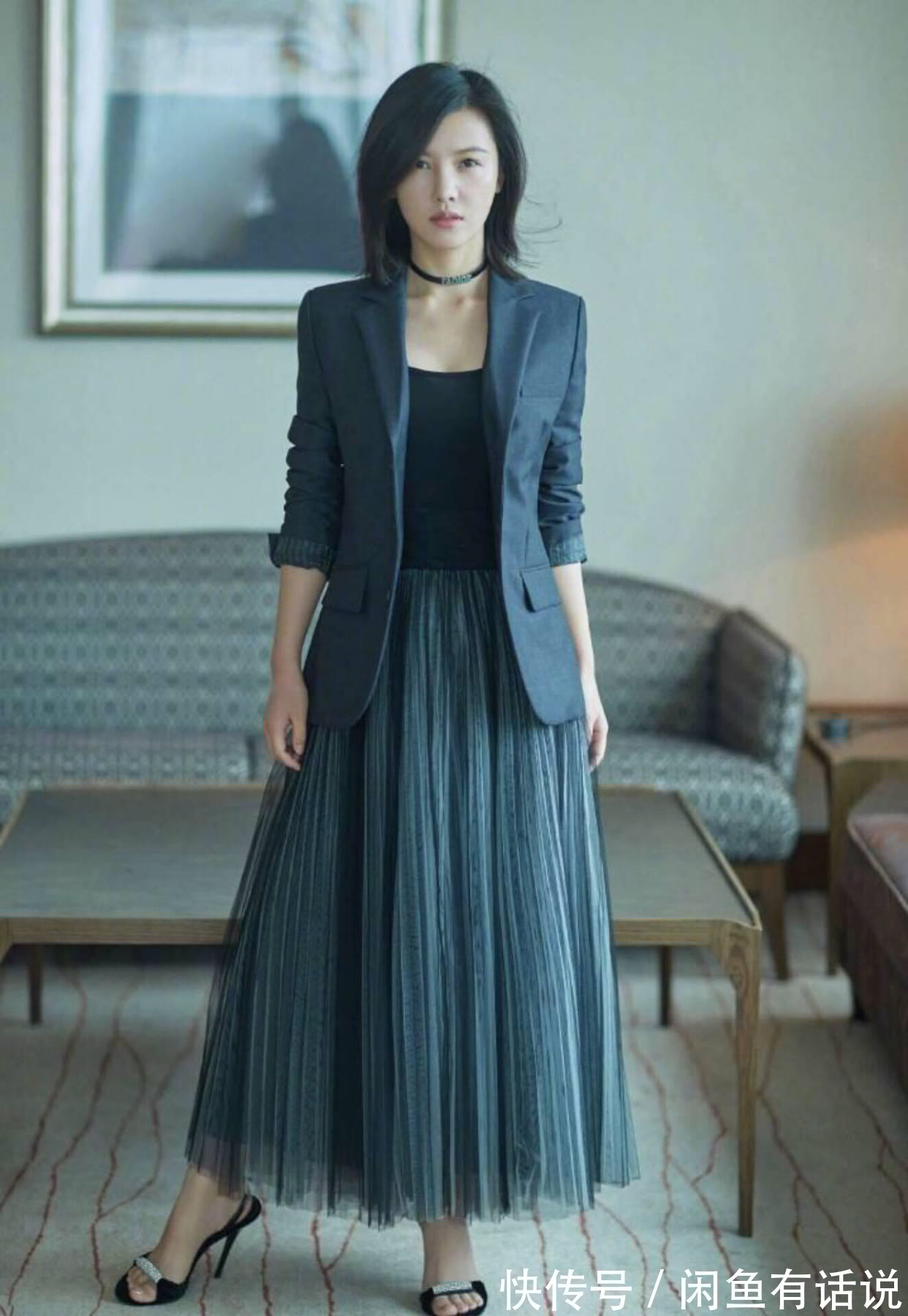 女性|入秋后火了一种搭配叫:西装+裙子,半身优雅半身飒,明星也爱穿