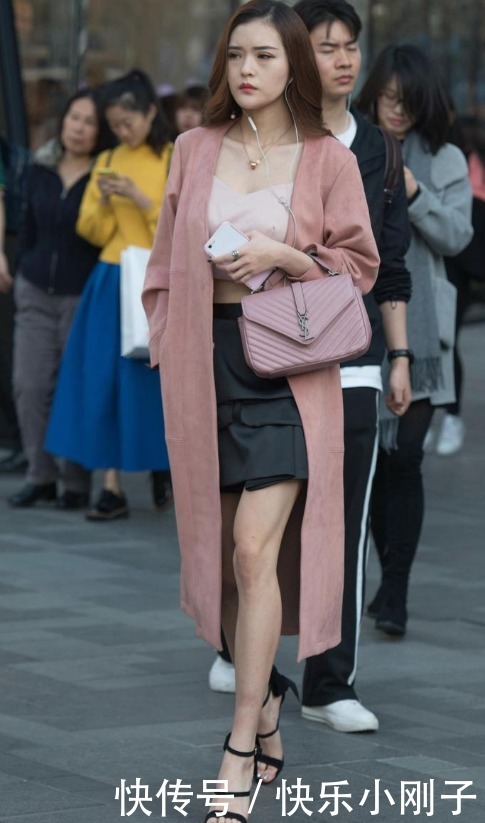 粉色系的拉沙大衣,里面选择淡粉色的垂饰,彰显独特的女性气质