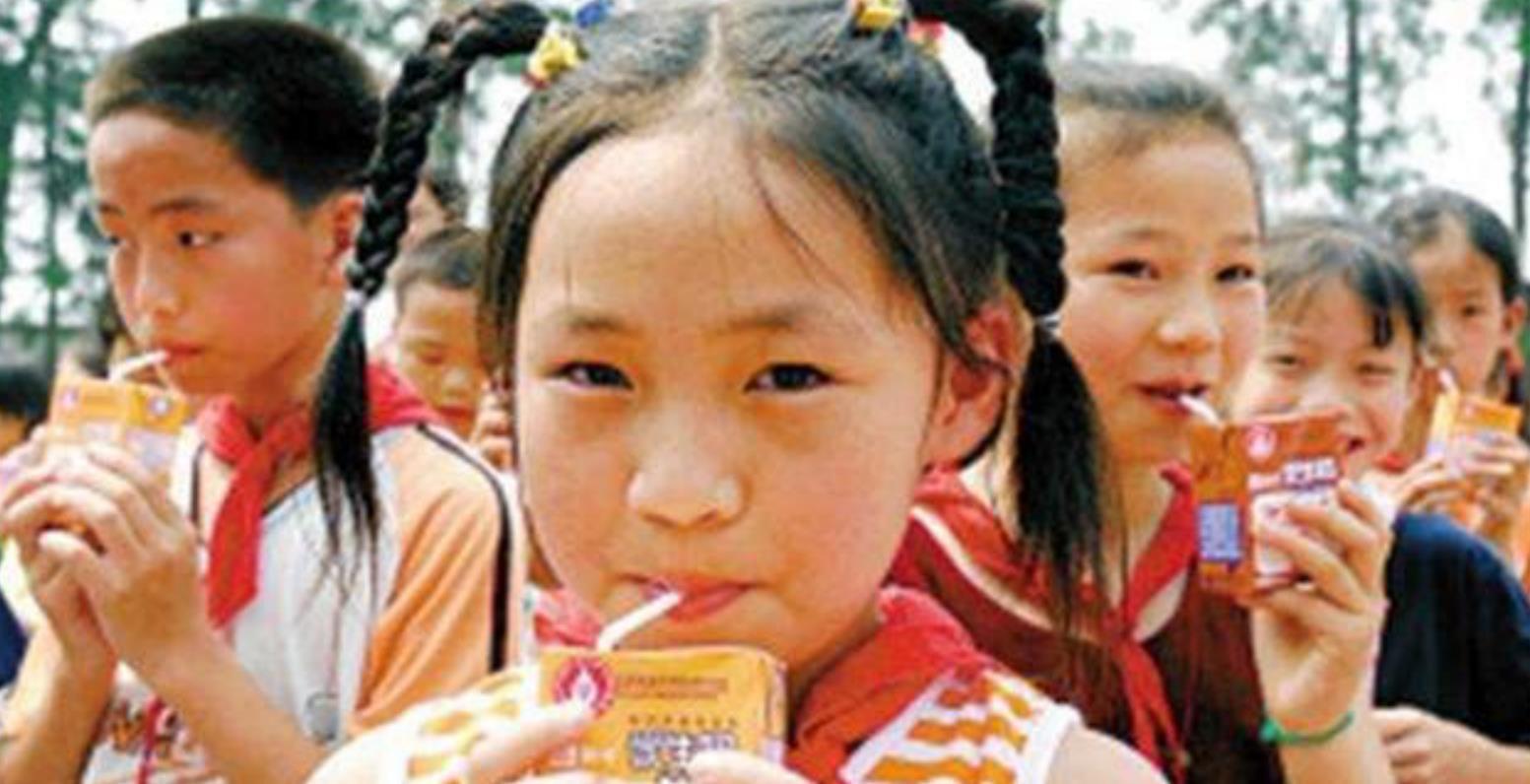 喝牛奶|“天天喝牛奶”的孩子和“从不喝牛奶”的孩子,3大差别很明显