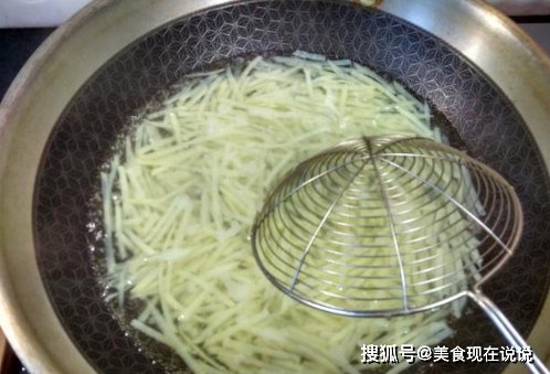 炒土豆丝，先放醋还是后放醋？老师傅：顺序对了，更爽脆更好吃