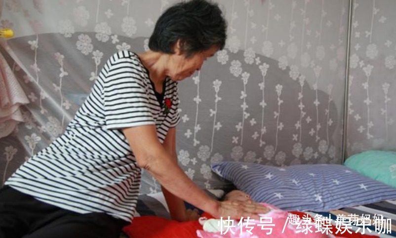 奶奶|宝宝跟奶奶睡觉从来不哭,妈妈偷扒门缝怒了:脸不要了?