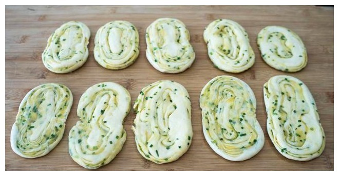 这种早餐饼,层层酥脆直掉渣,做法还简单,外面早餐店根本吃不到