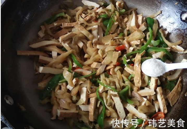 菜市场|2碗米饭都不够的下饭菜，不到十分钟就出锅，解腻去油又营养