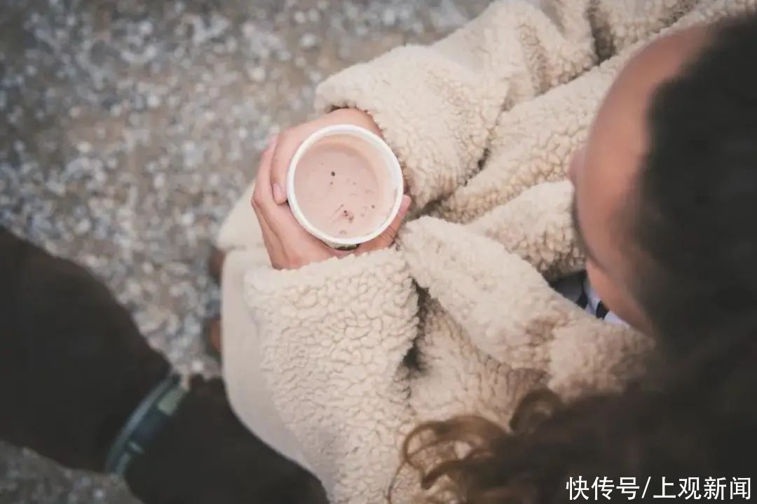 冬天厚衣服脏了，先别着急洗，试试这些方法，实用