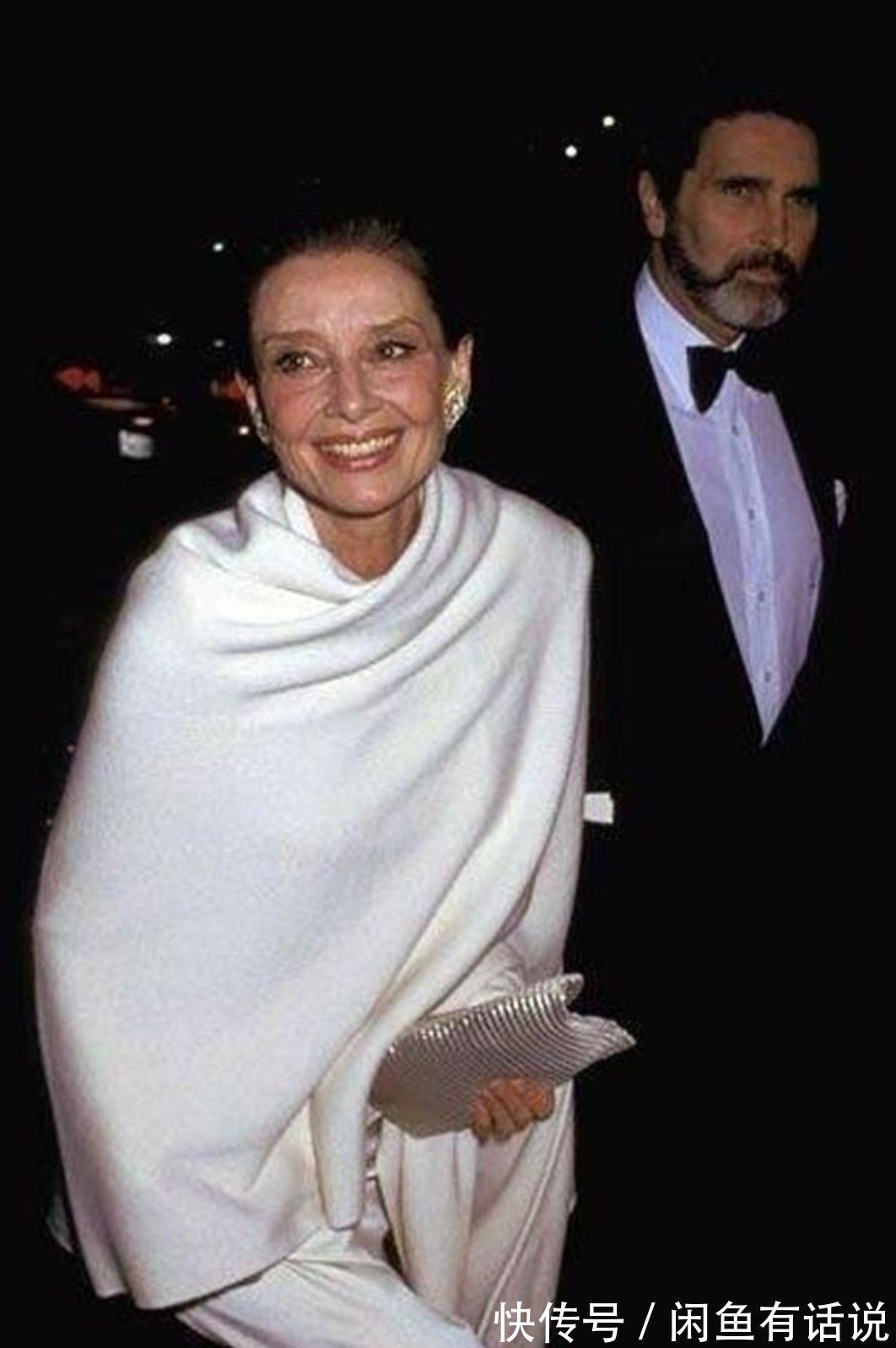 吸睛指数 美人在骨不在皮,老年赫本一脸皱纹仍迷人,穿搭精致优雅到骨子里