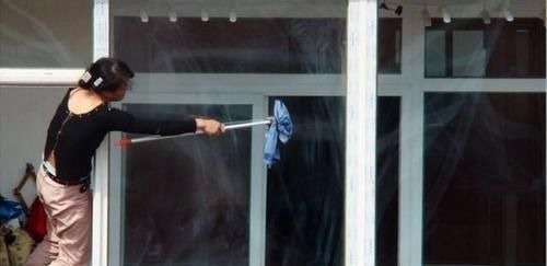 擦玻璃不用爬窗，有个小妙招，让玻璃干干净净