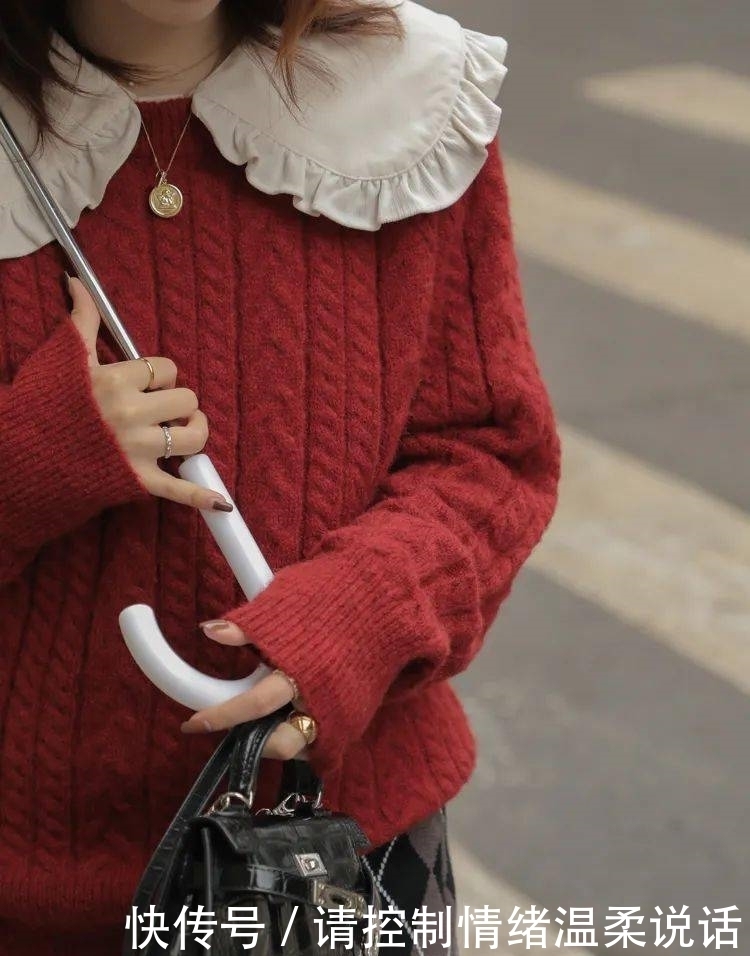 2021年第一套绝美气质穿搭:丝绒裙+毛衣!!!