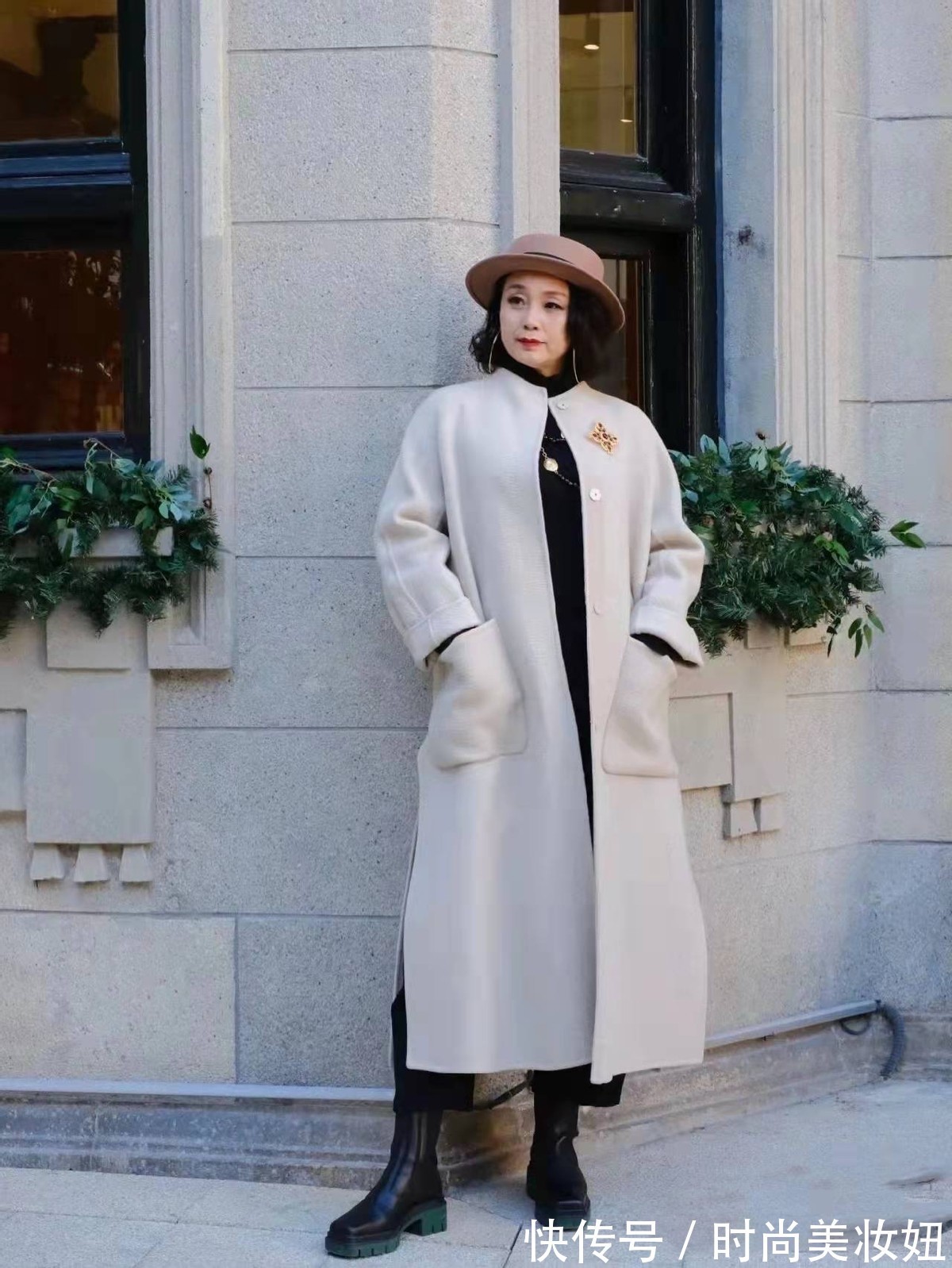 大衣 女人无论年龄多大,穿衣都要高级洋气,50岁比年轻人还会穿