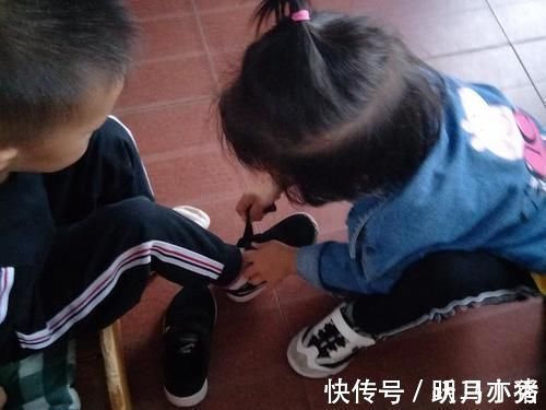 老人|3岁孩子还不会自己吃饭,老人说到幼儿园就自然会自己吃了,是真的吗?