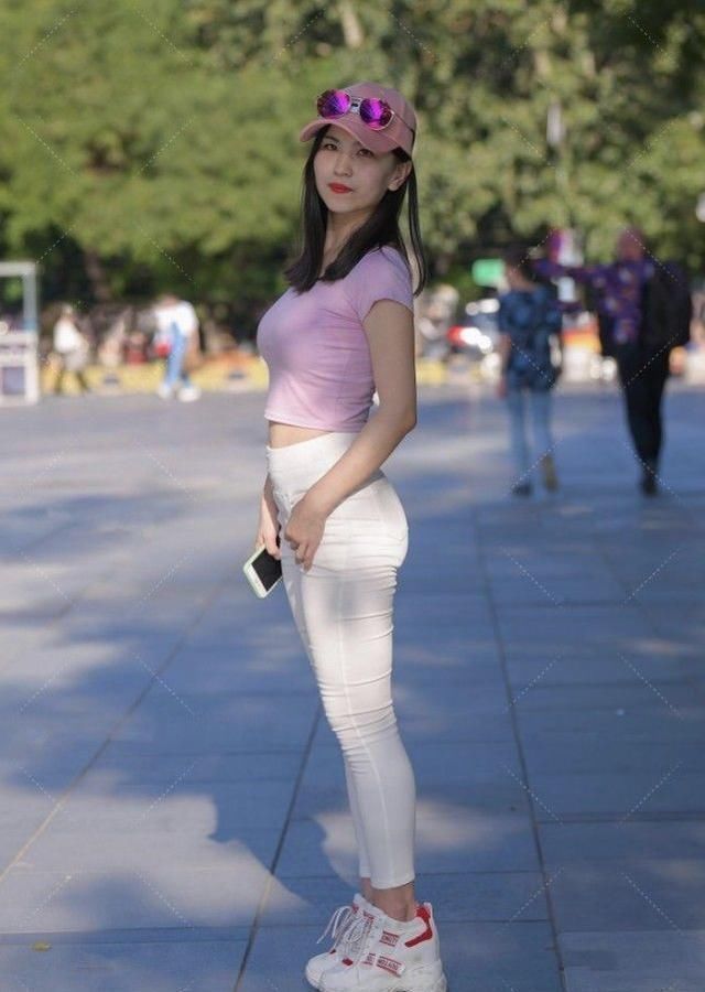 紧身裤|淡粉色短T搭配白色修身裤,运动感十足,青春靓丽