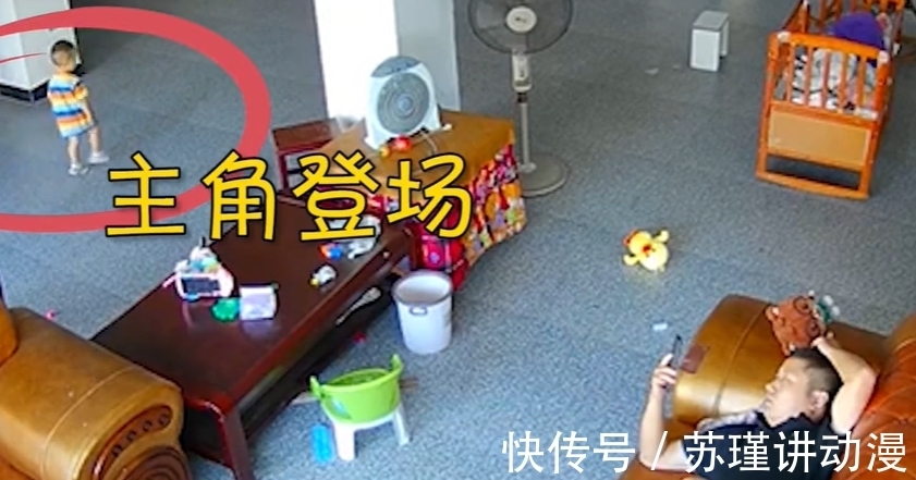 家伙|河南一宝爸不想带娃假装睡觉,不料儿子直接抄家伙直接把爸爸敲醒