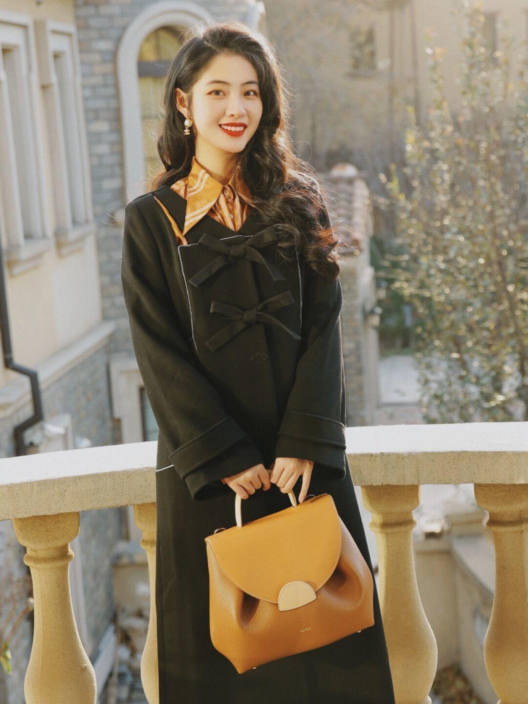 优雅|见过世面的女人,衣橱里都少不了“大衣”,时尚优雅又能提气质