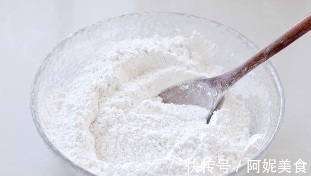 香甜|无需揉面的米发糕，搅一搅、蒸一蒸，香甜Q弹有嚼劲，比馒头简单