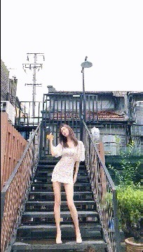 |搞笑GIF:据说好身材的妹子,都可以做到这个动作