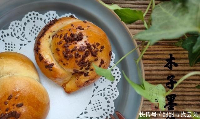 用橙汁做面包,颜色金黄,酸甜口味,更适合夏天