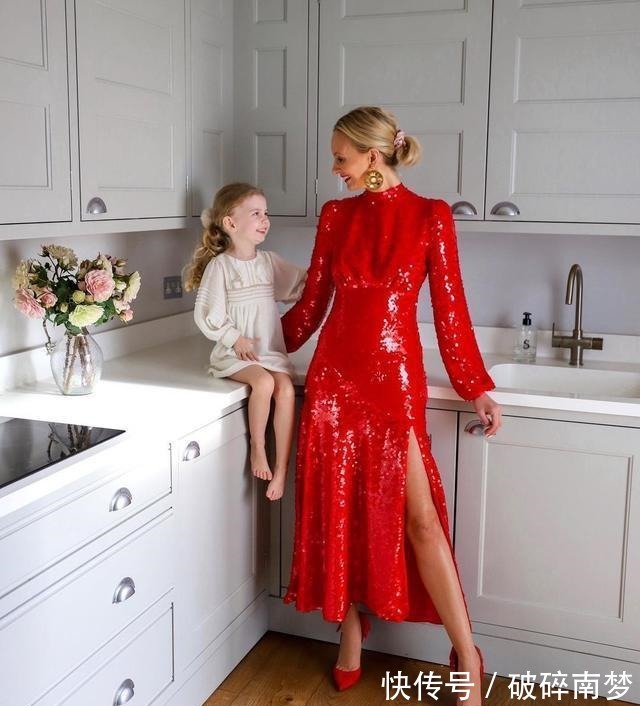 精致 当妈后别总“灰头土脸”，这位辣妈的精致穿搭，保准让你美成焦点！