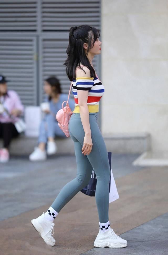 路人街拍，清爽的白色裙子搭配小披肩，轻松塑造出时尚达人的气质