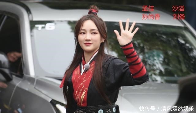 蔡徐坤|《奔跑吧》开录情侣特辑,嘉宾都穿古装,蔡徐坤张含韵CP太抢眼