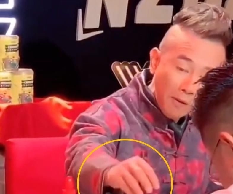 吃相|53岁陈小春翻菜惹争议,曾因喝粥被应采儿扇耳光,男人的吃相有多重要