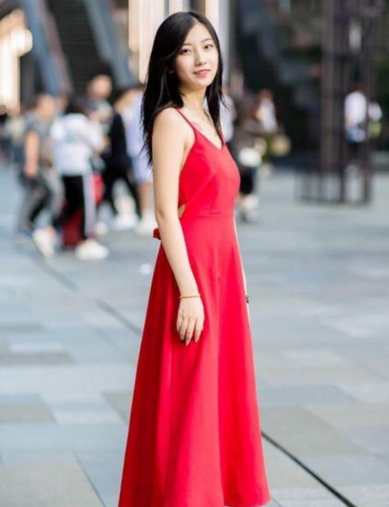 小姐姐|长发披肩的小美女,一条蓝色的吊带牛仔裙,时尚魅力风采