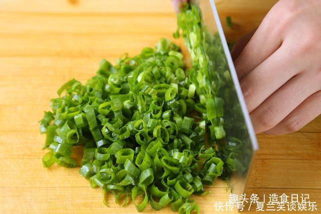  放凉|营养升级的鸡蛋葱花饼，不用油酥，个个酥脆又起层，放凉也酥软