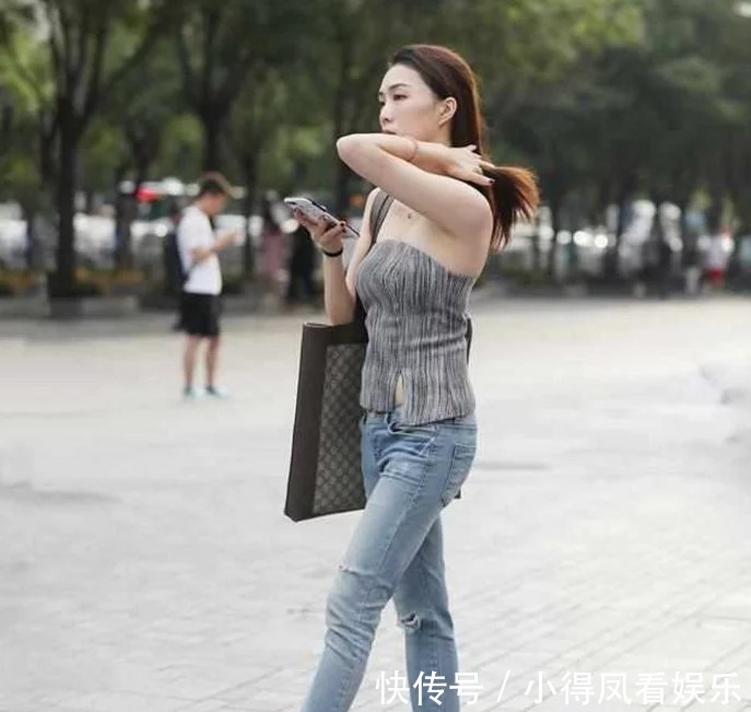 撩人|街拍:身材高挑的美女,长发飘飘,有点撩人