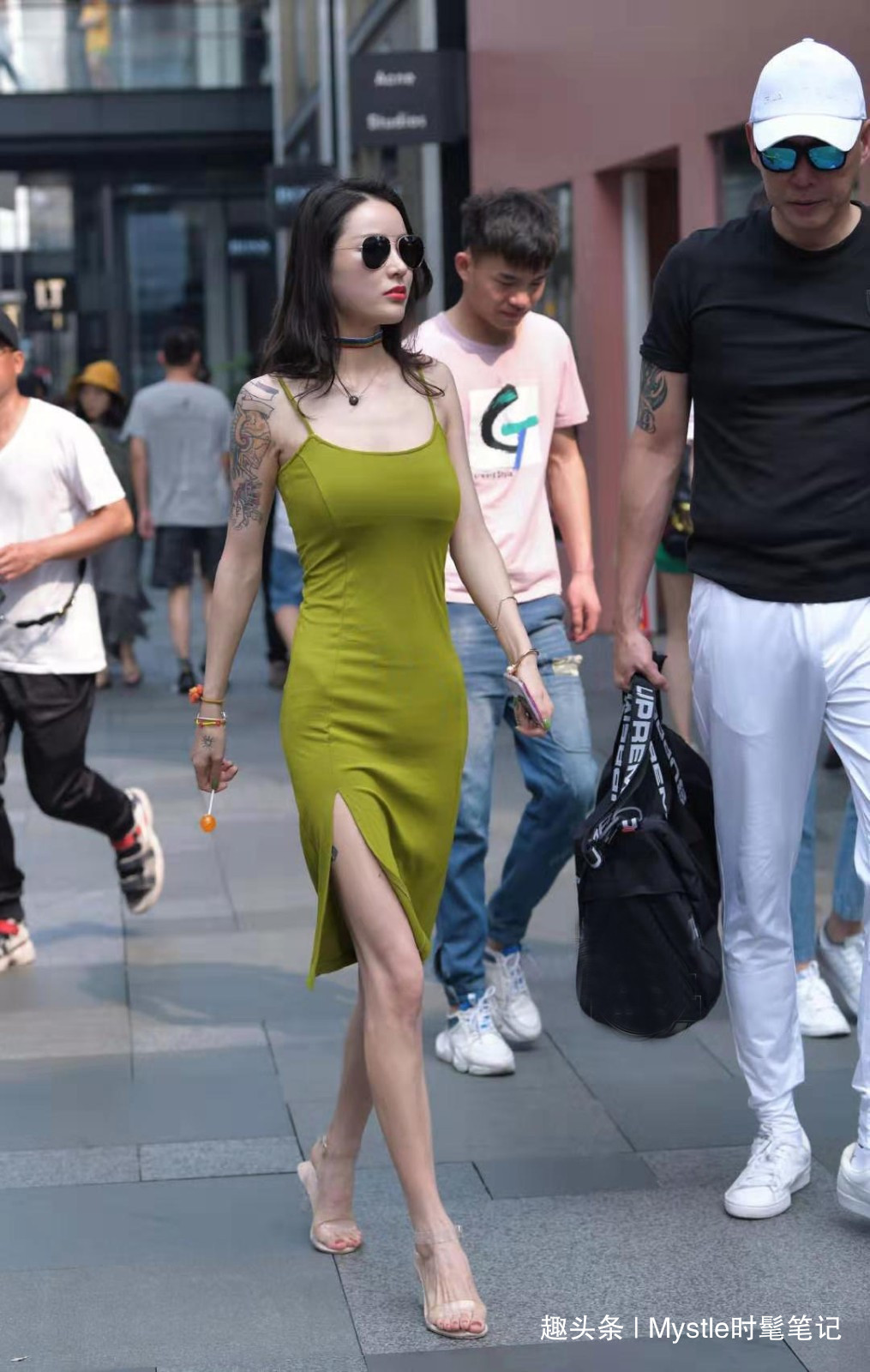 穿搭 想要让日常穿搭美美的,那就来点牛油果绿色的裙子,简单又显气质