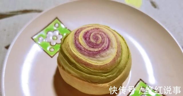 中秋来点不一样的，五彩月饼颜值高，酥软不腻味道好！