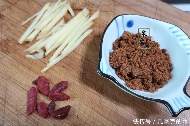 红糖|女人手脚冰凉,常煮它吃,每天一小碗好处多,冬天多吃手脚都暖和