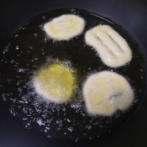 炸油饼,外酥里软有嚼劲,好香的