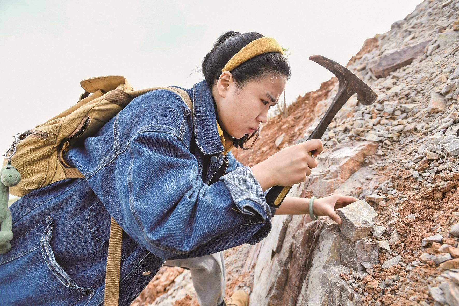 古生物学|穿梭在山野之间，抡起锤子敲石头，她是一名修化石的女博士