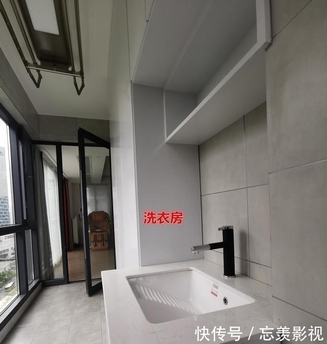 功能房|拥有改善型阳台，做三分离式布局很合理，左边晾晒，右边改功能房