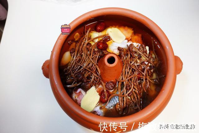 汽锅|炖鸡汤，鸡肉焯不焯水？记住这3点，鸡汤味浓不油腻，鸡肉不发柴