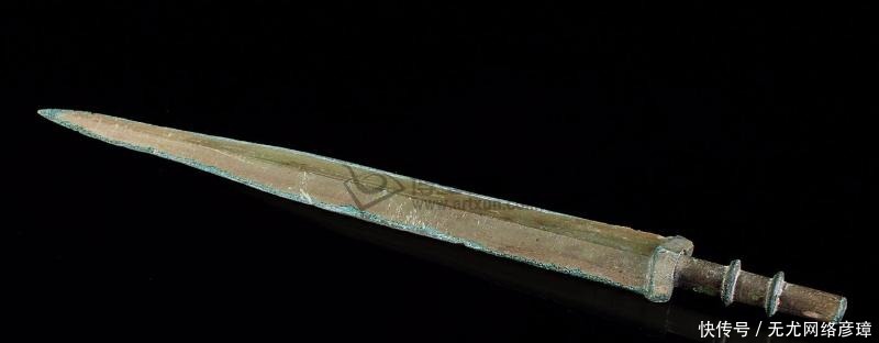 兵马俑中,专家发现被压弯千年的青铜剑,刚拿出来剑身竟立马弹直